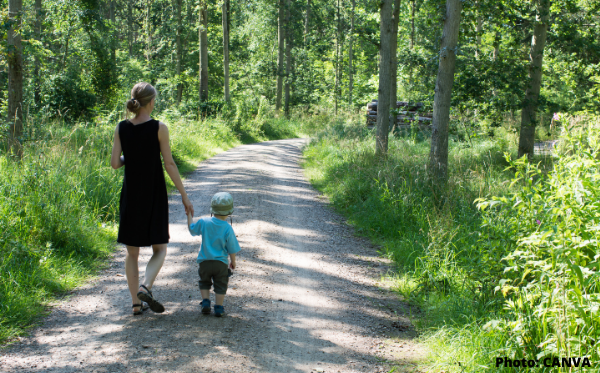 public://field/image/20220426_mere-enfant_foret_1.png