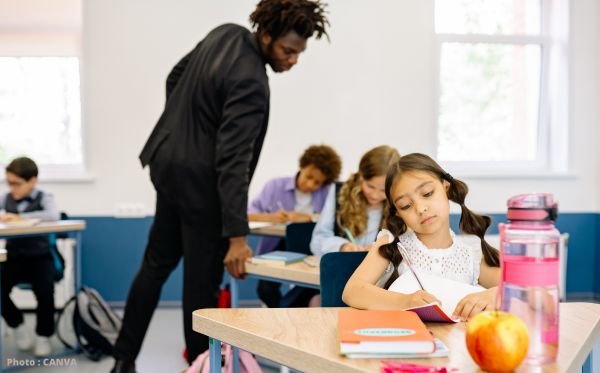 M. Milliard propose d’ajouter du personnel pour aider les enseignantes et enseignants dans leur tâche, sans nous dire d’où viendra ce personnel et combien de millions $ il compte investir.