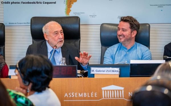 Les économistes Joseph Stiglitz (gauche) et Gabriel Zucman (droite).